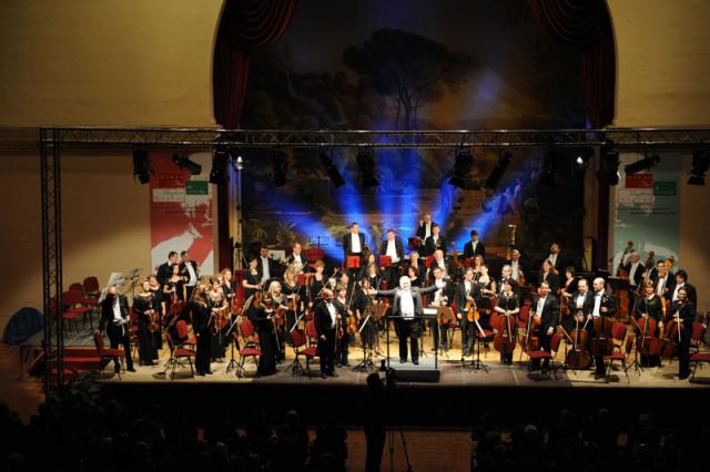 applausi all’Orchestra Sinfonica Ungherese MÁV diretta da Tamás Csurgó 